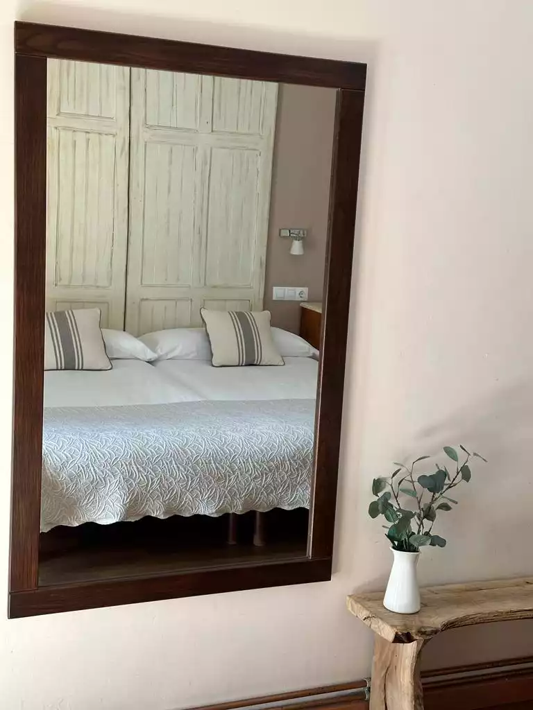 Detalle de camas reflejadas en espejo